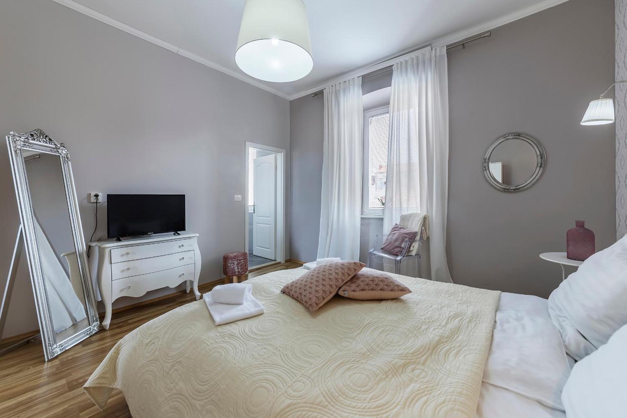 Captain Emo City Apartments Пула Екстериор снимка